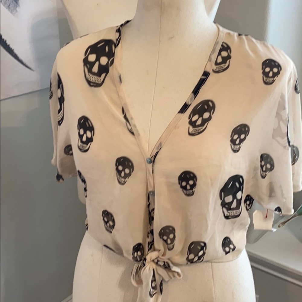Body central skull sheer top